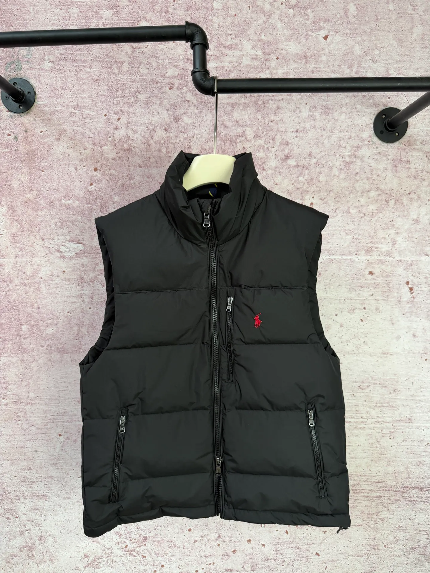 P500 Ralph Lauren embroidered down vest (top version of pure down) 100% pure down, a classic evergreen style, the same cold-proof artifact used by celebrities and Internet celebrities, 1:1 replica, from fabrics, fillings to auxiliary materials, all-round benchmarking against the original quality. It uses an imported Behringer embroidery machine, 10,000-needle electric embroidery technology, and imported No. 7 needles and embroidery thread to create a full, three-dimensional, clear-textured polo logo on the chest, which can be called a "moving texture badge." Double-layer locked velvet interior, bid farewell to the worry of velvet running away. The inner lining adopts a nylon double-layer sealed velvet structure to strictly prevent velvet drilling. The hem has a built-in adjustable drawstring, making it more windproof and cold-proof. Paired with a customized No. 8 YKK zipper, a must-have item for autumn and winter.